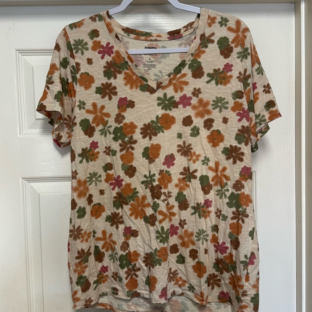 Sonoma Everyday V Neck Tee - 70’s Floral- Size:L